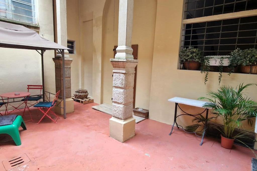 Central And Cozy Loft With Courtyard ボローニャ エクステリア 写真